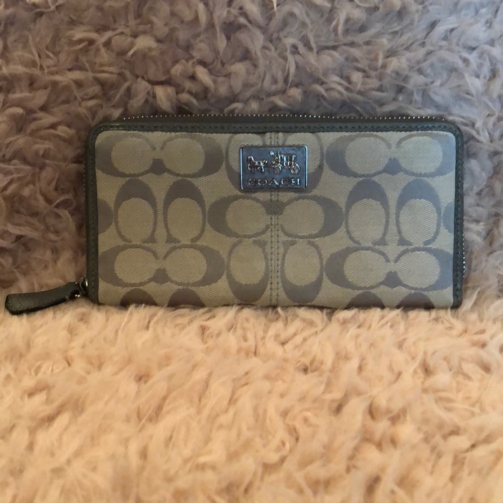 EUC Coach Chelsea Signature Zip Wallet